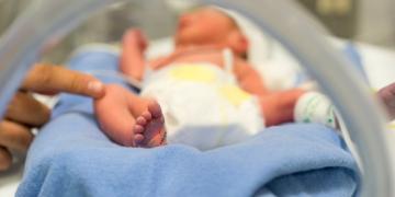 Mãe de UTI: uma história de superação após nascimento de 2 filhas prematuras.