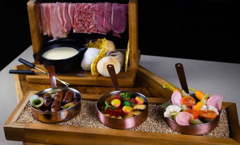 Restaurante Cantô, no Grand Hyatt Rio de Janeiro, oferece releitura do tradicional fondue suíço para temporada de inverno