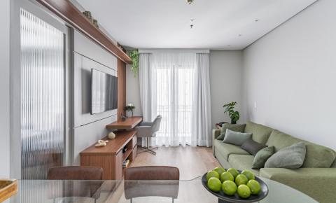 Inovando Arquitetura realiza transformação de espaço e conforto neste apartamento de 42m².