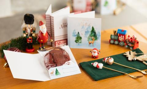 Cartão com cookie e caixa de presente são destaques natalinos da Cookie Stories Terrazo