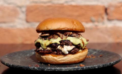 Seven Kings server dois burgers exclusivos até 4 de fevereiro nas unidades Moema e Perdizes, em SP