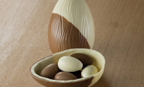 Aprenda a fazer um ovo de Páscoa fácil e rápido com dois sabores diferentes