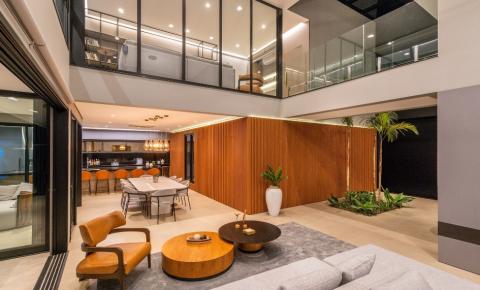 Office 3 experiencia a versatilidade e a sofisticação da marcenaria Celmar no projeto Residencial Quarta Lagoa