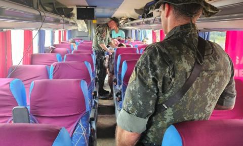 PM Ambiental resgata 67 aves transportadas ilegalmente em ônibus de viagem