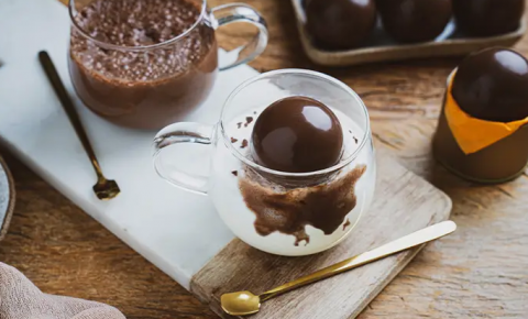 Aprenda a preparar café com chocolate de forma prática