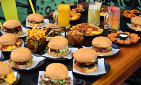522 Burger oferece rodízio de mini-hambúrgueres com lanches temáticos de jogos