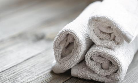 Nem toda toalha de banho é igual: saiba qual escolher para ter uma experiência de SPA