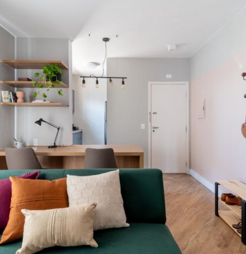 Abrazo Interiores reinventa, com um toque de encanto, apartamento para aluguel por temporada